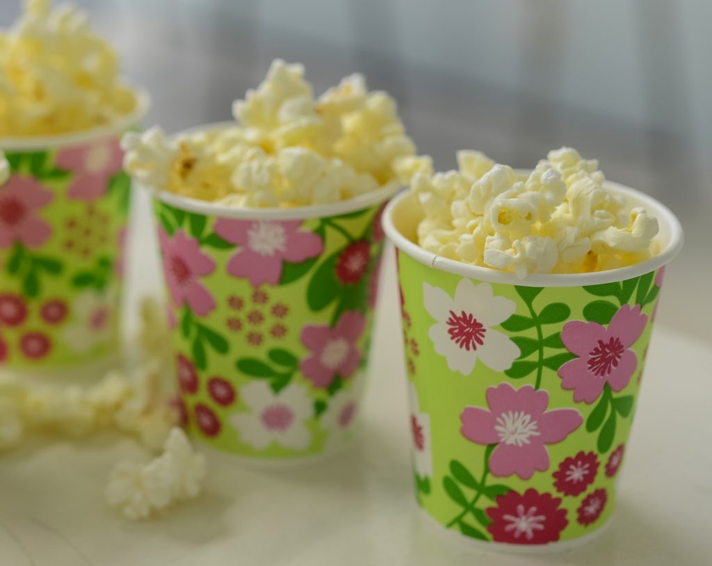 Popcorn im Becher
