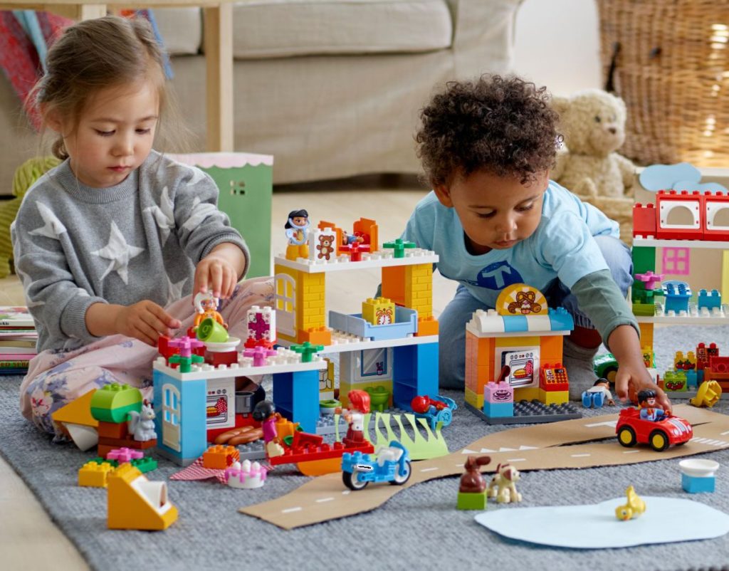 Kinder spielen mit LEGO® DUPLO®