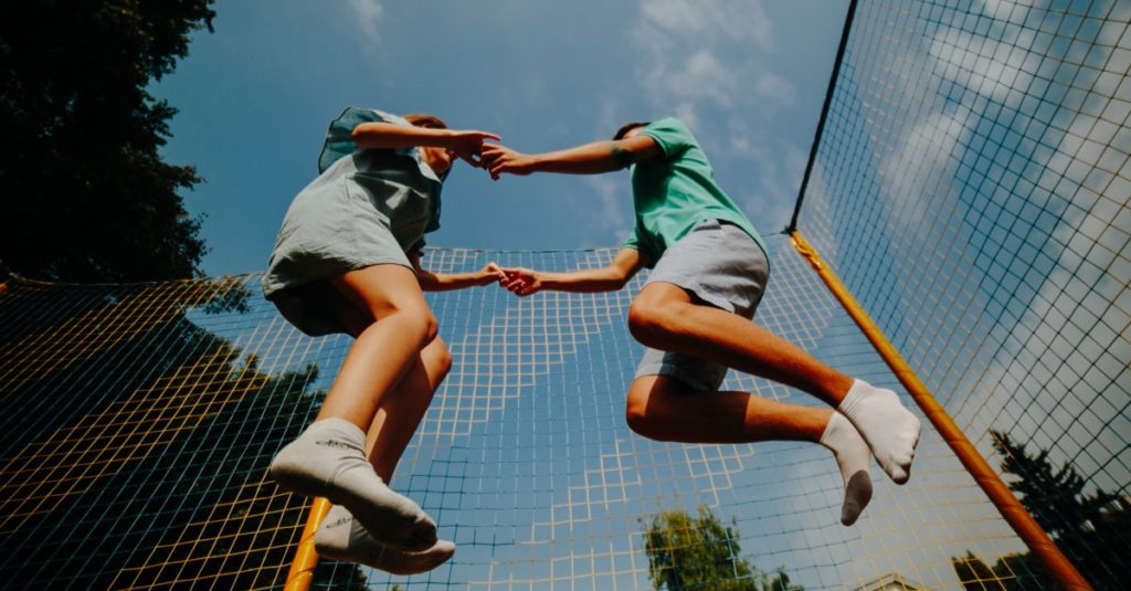 Paar springt auf Trampolin
