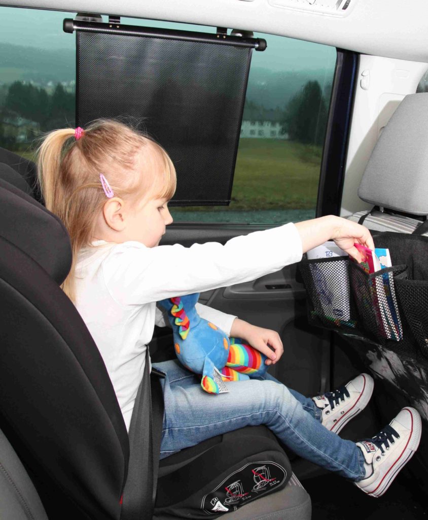 Rückenlehnenschutz mit Tasche bietet ausreichend Platz für Spielzeug auf der Autofahrt