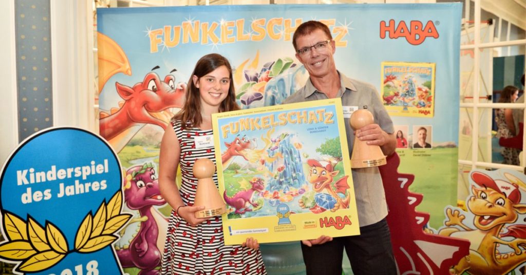 Tochter-Vater-Gespann Lena und Günter Burkhardt, Entwickler des Kinderspiel des Jahres 2018 Funkelschatz, Quelle: Spiel-des-Jahres.com
