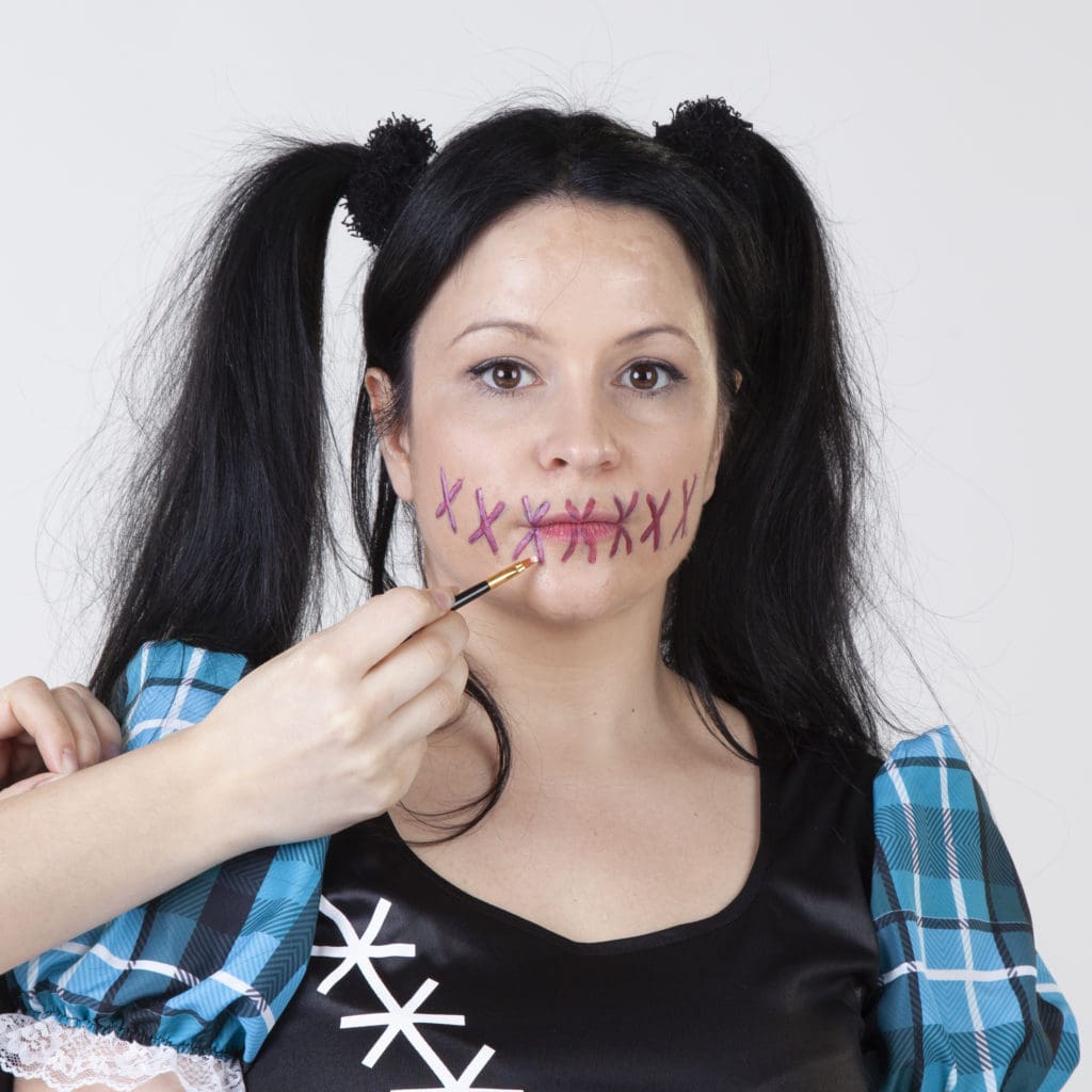 Halloween Schminken - Voodoo Frau - Schritt 4