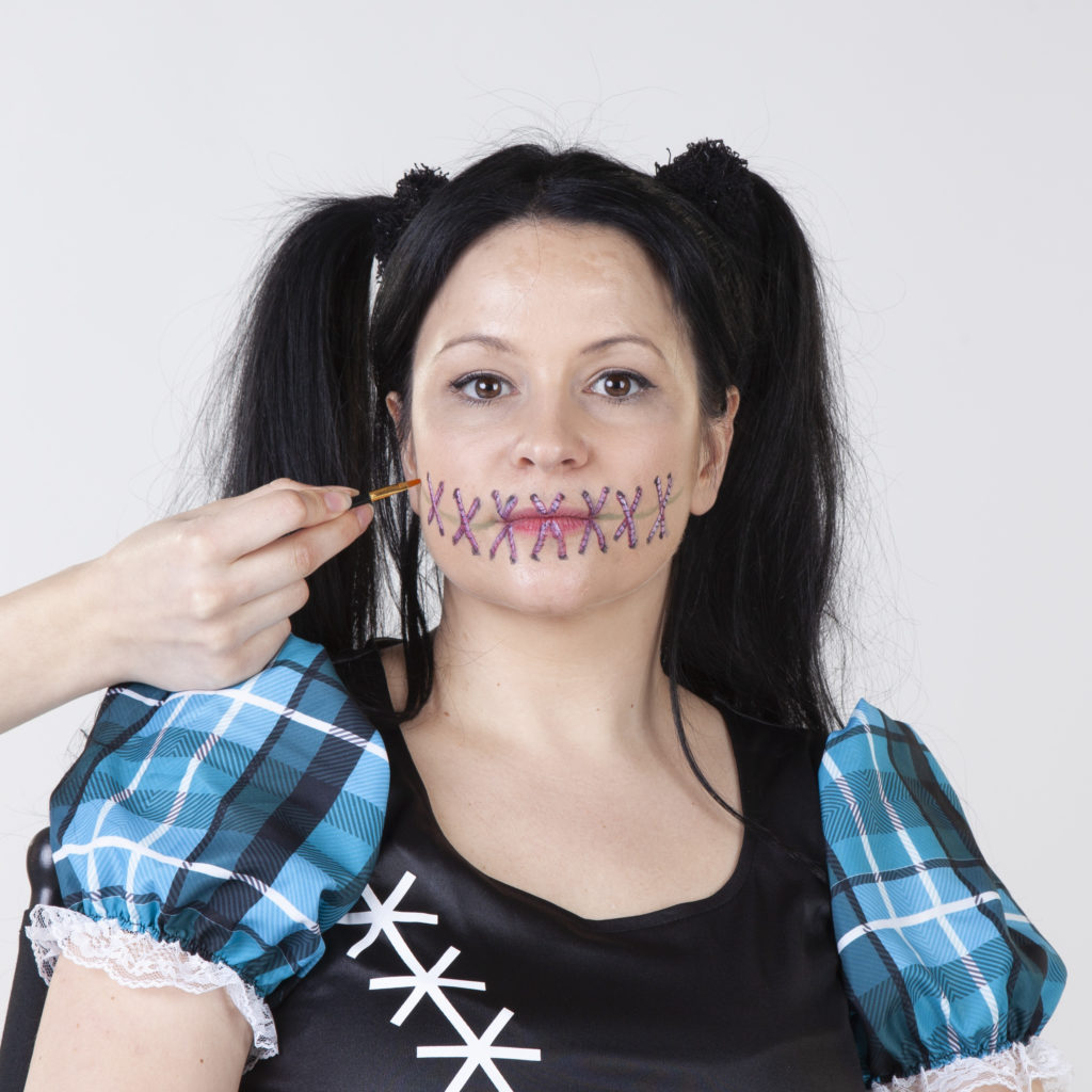 Halloween Schminken - Voodoo Frau - Schritt 6