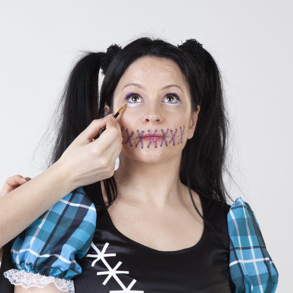Halloween Schminken - Voodoo Frau - Schritt 8