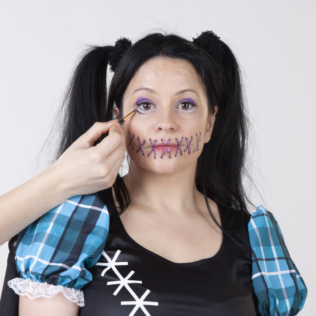 Halloween Schminken - Voodoo Frau - Schritt 9