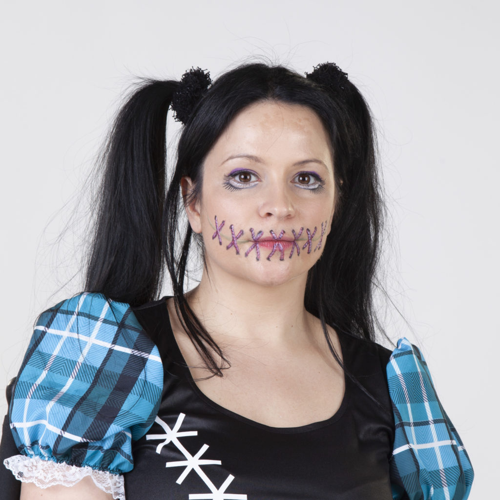 Halloween Schminken - Voodoo Frau - Schritt 10