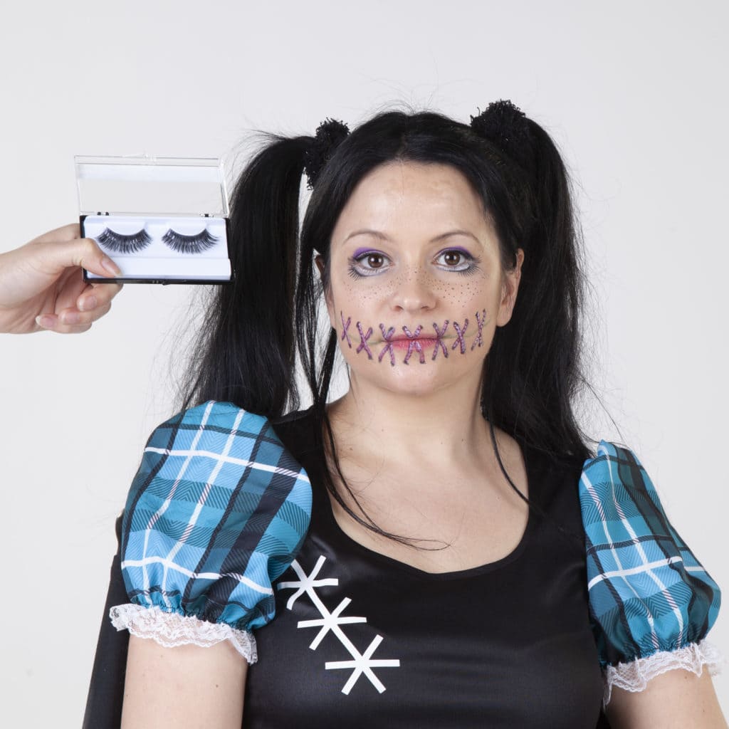 Halloween Schminken - Voodoo Frau - Schritt 12