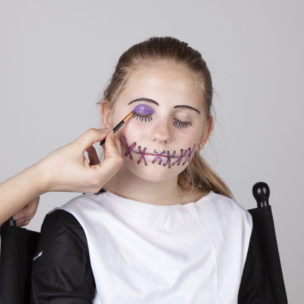 Halloween Schminken - Voodoo Mädchen - Schritt 8