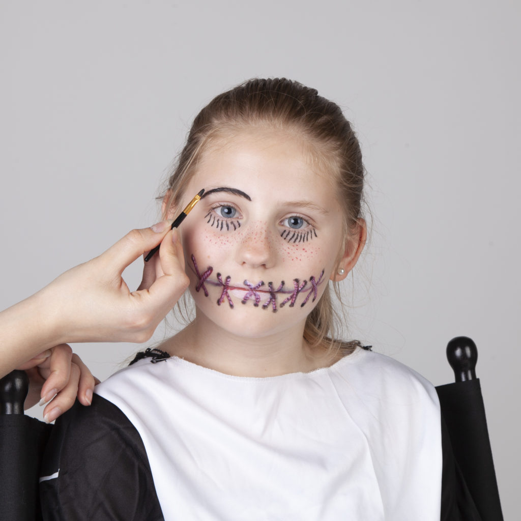 Halloween Schminken - Voodoo Mädchen - Schritt 9