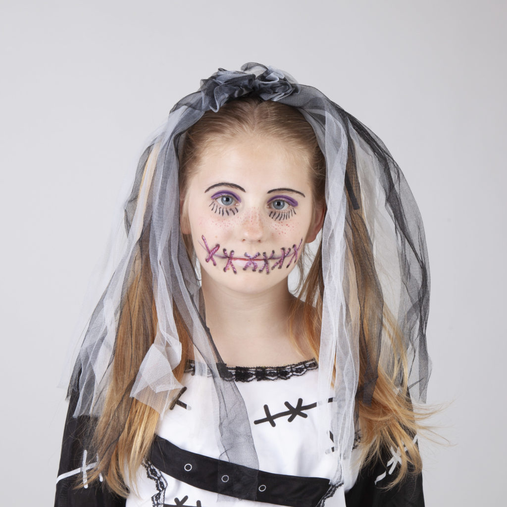 Halloween Schminken - Voodoo Mädchen - Schritt 10