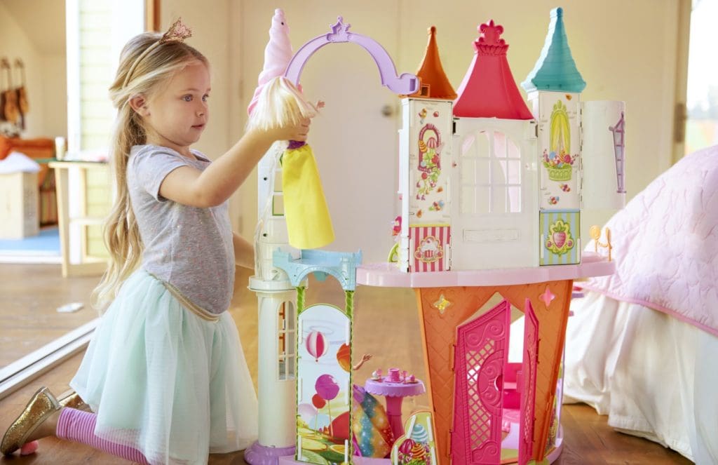 Kind spielt mit Barbie Dreamtopia Spielschloss