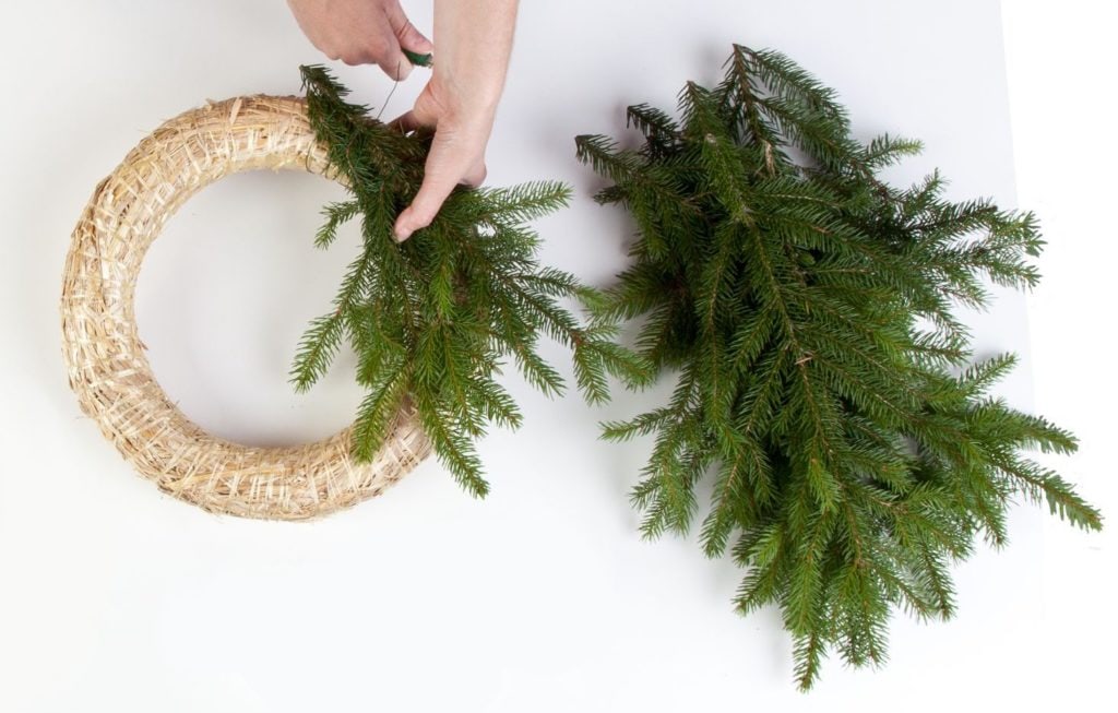 Adventskranz selber machen - Tannengrün um Strohkranz wickeln