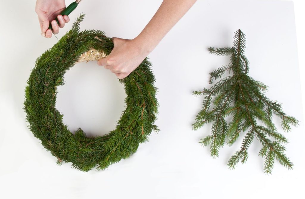 Adventskranz selber machen - Tannengrün um Strohkranz wickeln