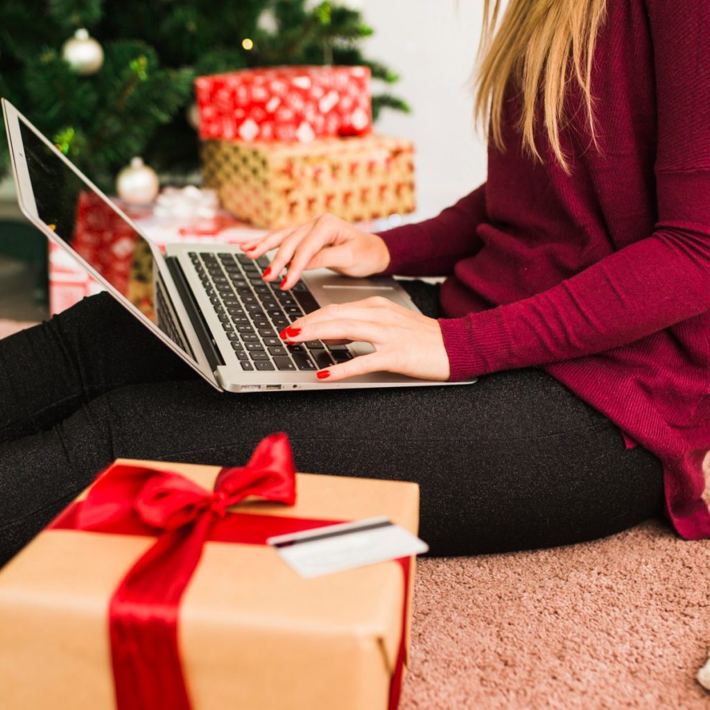 Last Minute Weihnachtsgeschenke für Kinder - Frau mit Laptop
