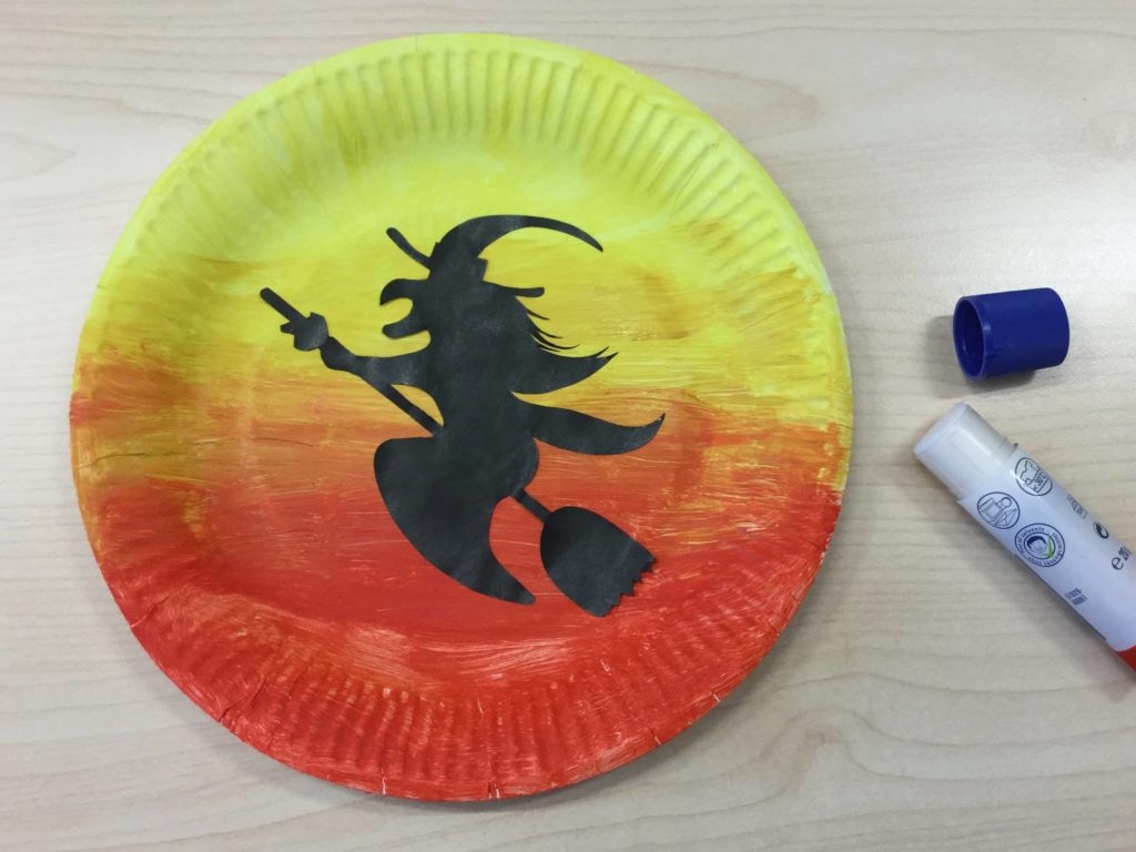 Halloween-Deko basteln - mit Papptellern - Schritt 4