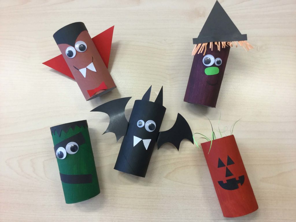 Halloween-Deko basteln mit Klopapierrollen. Fledermäuse, Vampire, Hexen oder freche Kürbisgesichter.