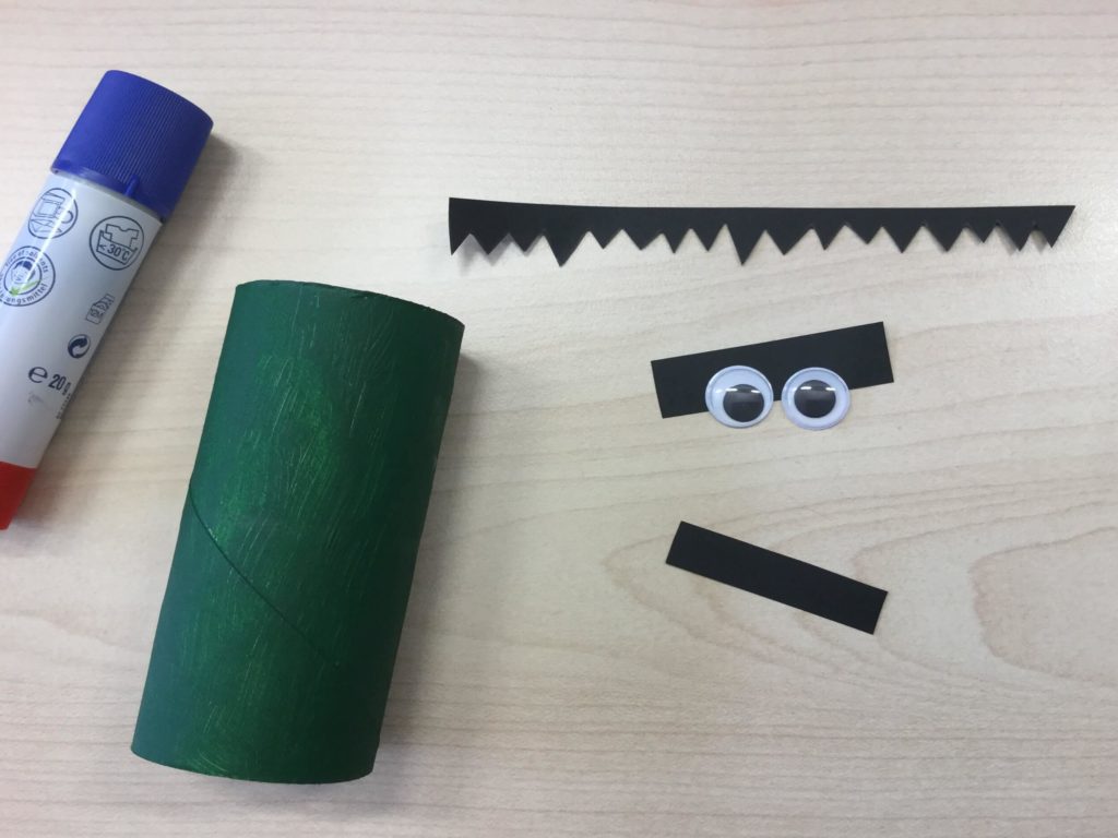 Halloween-Deko basteln - mit Klopapierrollen - Schritt 3