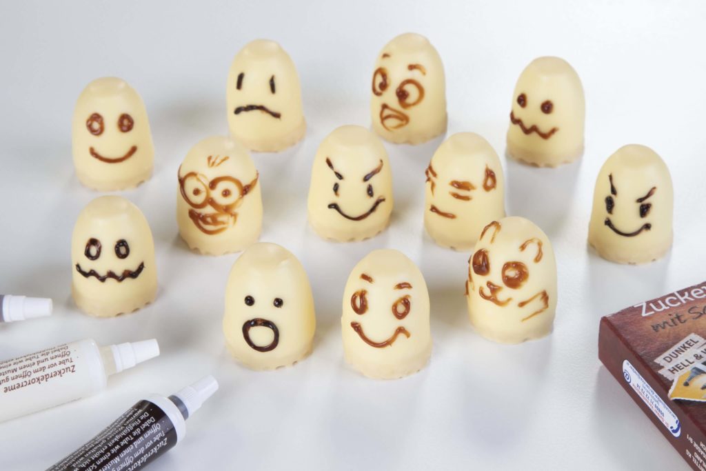 Halloween-Essen - die fertigen Schaumkussgeister