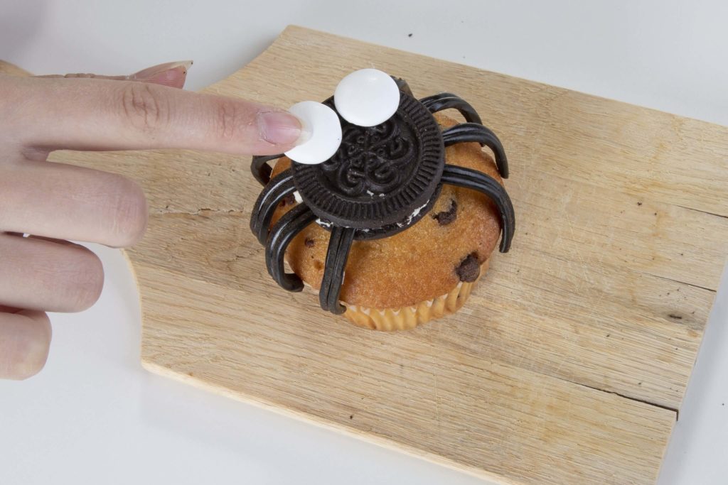 Halloween-Essen - Spinnenmuffins - Schritt 9