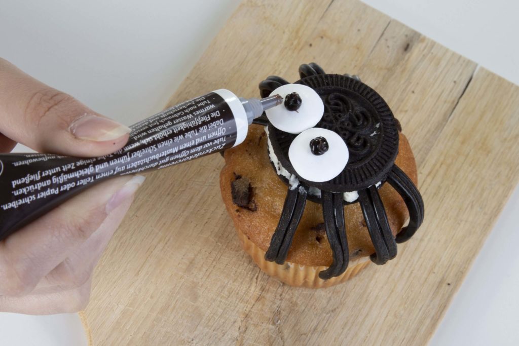 Halloween-Essen - Spinnenmuffins - Schritt 10
