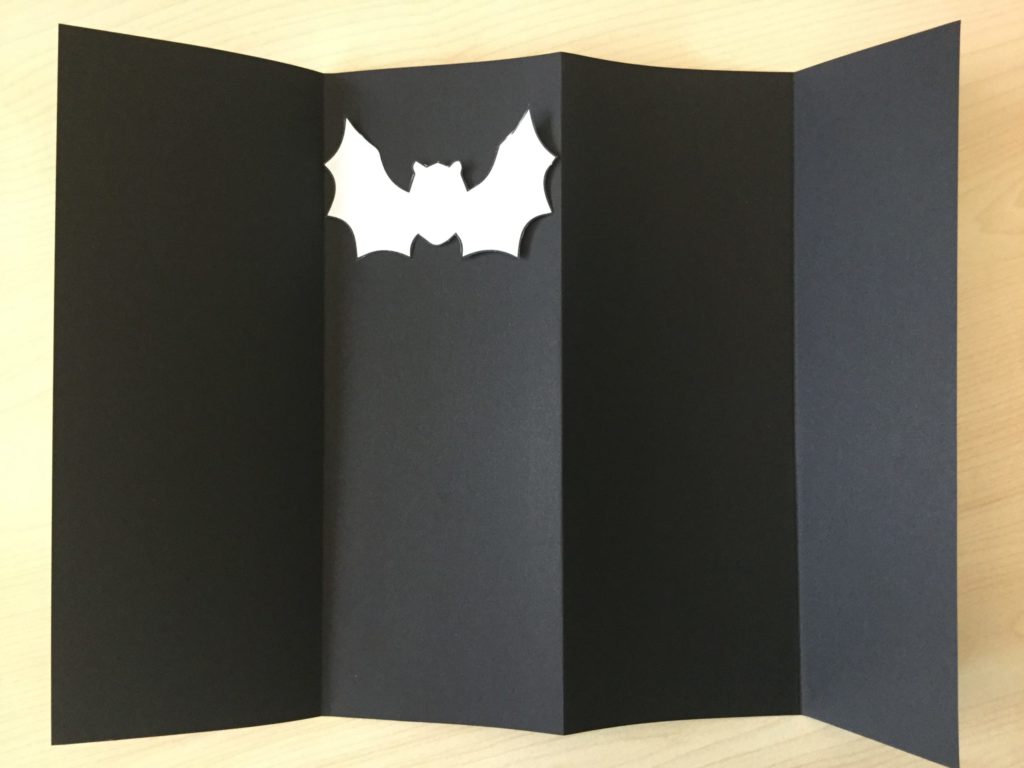 Gefaltetes Tonpapier und Fledermaus Schablone