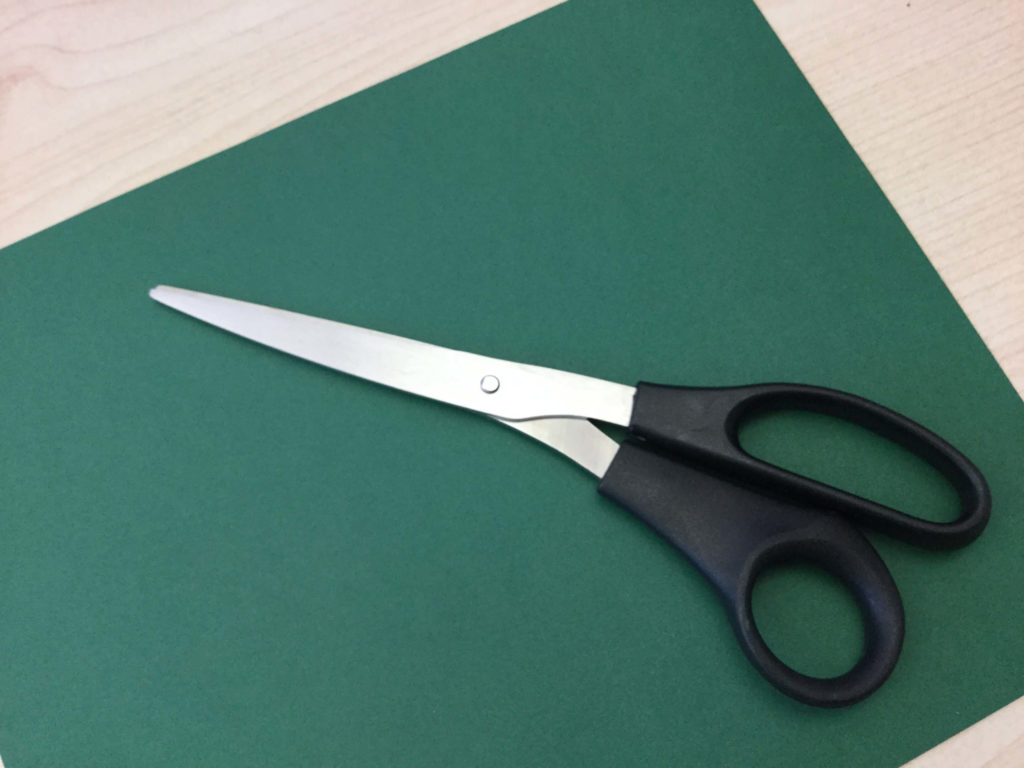 Schere und Tonpapier