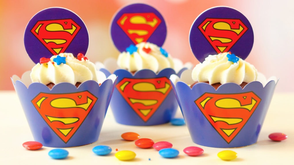 Muffins im Superhelden-Design