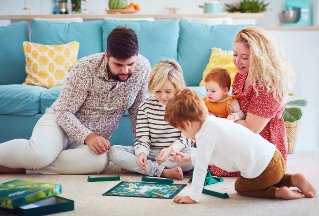 Familie spielt gemeinsam ein Brettspiel