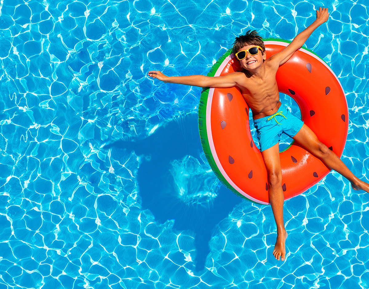 Junge mit Schwimmreifen auf dem Wasser