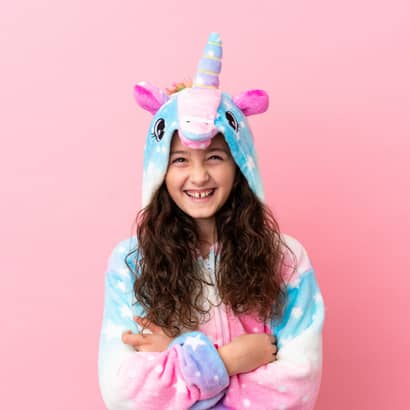 Kind mit Einhorn Kostüm