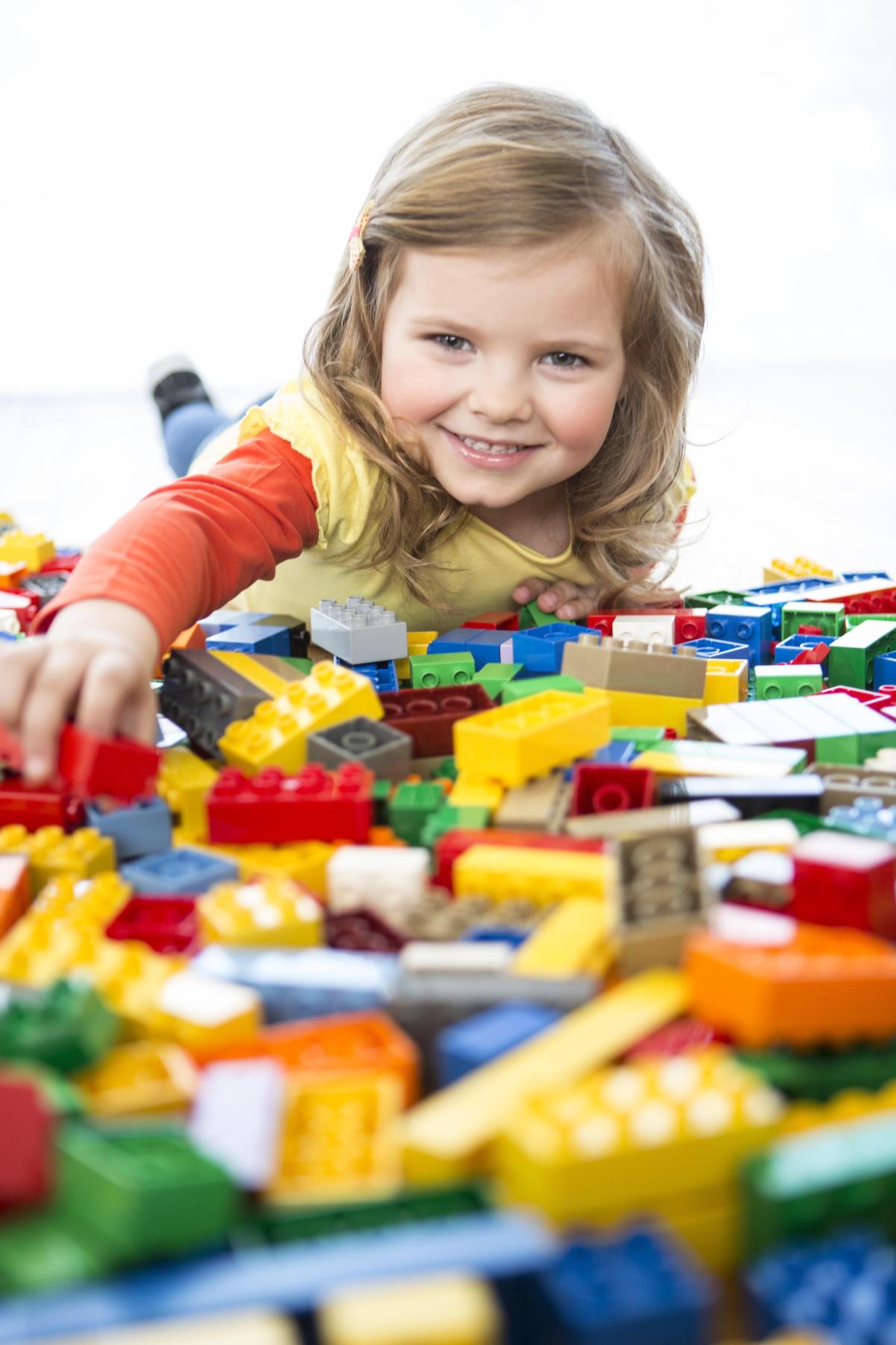 Mädchen mit LEGO® Duplo® Steien